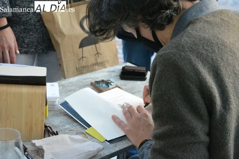 Rodrigo Cortés en la firma de libros para SALAMANCA rtv AL DÍA | Foto: Vanesa Martins