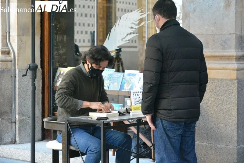 Rodrigo Cortés en la firma de libros para SALAMANCA rtv AL DÍA | Foto: Vanesa Martins
