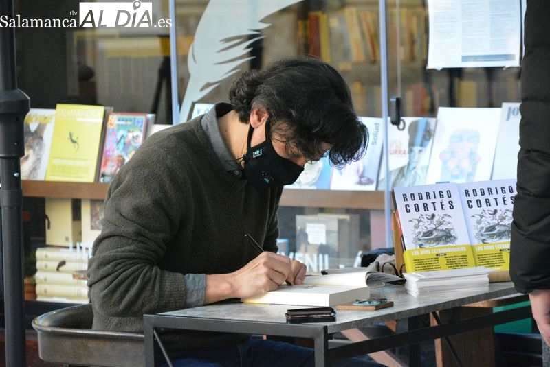 Rodrigo Cortés en la firma de libros para SALAMANCA rtv AL DÍA | Foto: Vanesa Martins