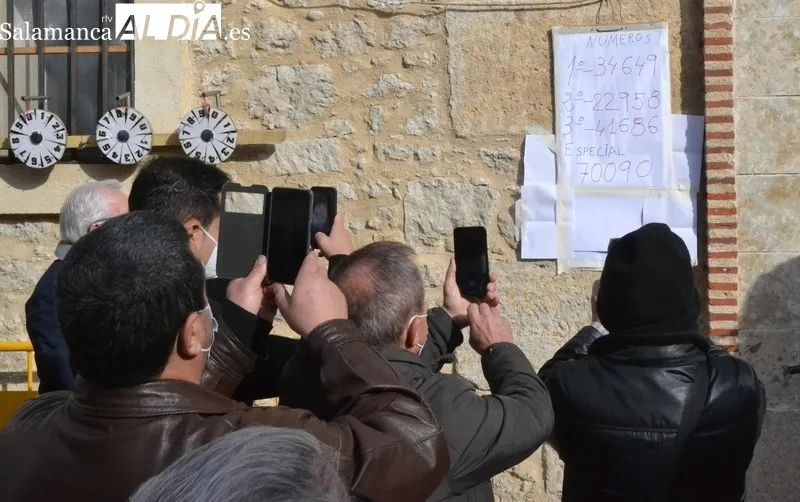 Foto 9 - San Ant&oacute;n vuelve a procesionar por el Arrabal del Puente bendiciendo a cinco perros y un erizo