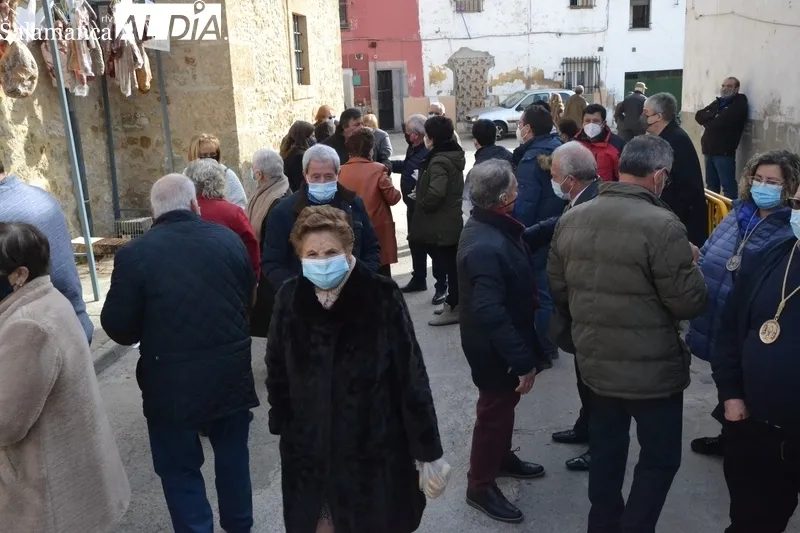 Foto 7 - San Ant&oacute;n vuelve a procesionar por el Arrabal del Puente bendiciendo a cinco perros y un erizo