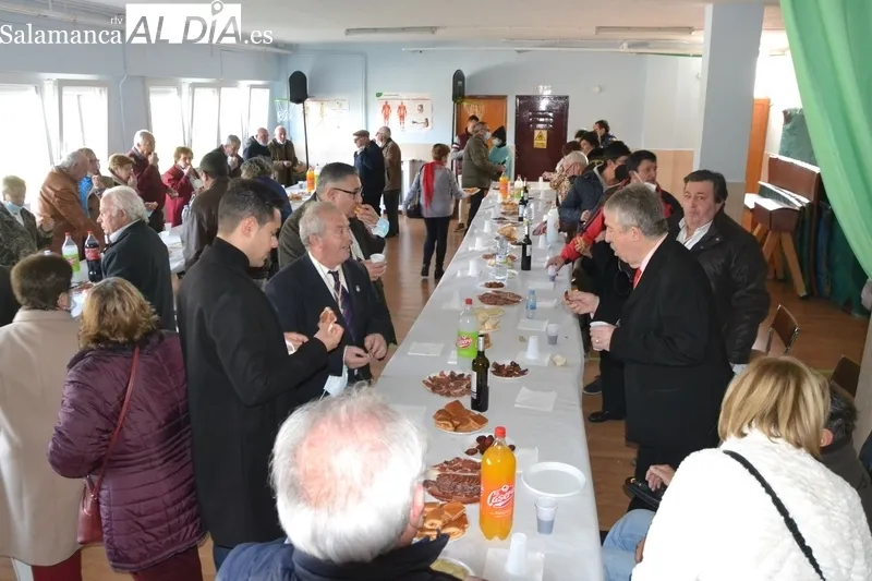 Foto 5 - San Ant&oacute;n vuelve a procesionar por el Arrabal del Puente bendiciendo a cinco perros y un erizo