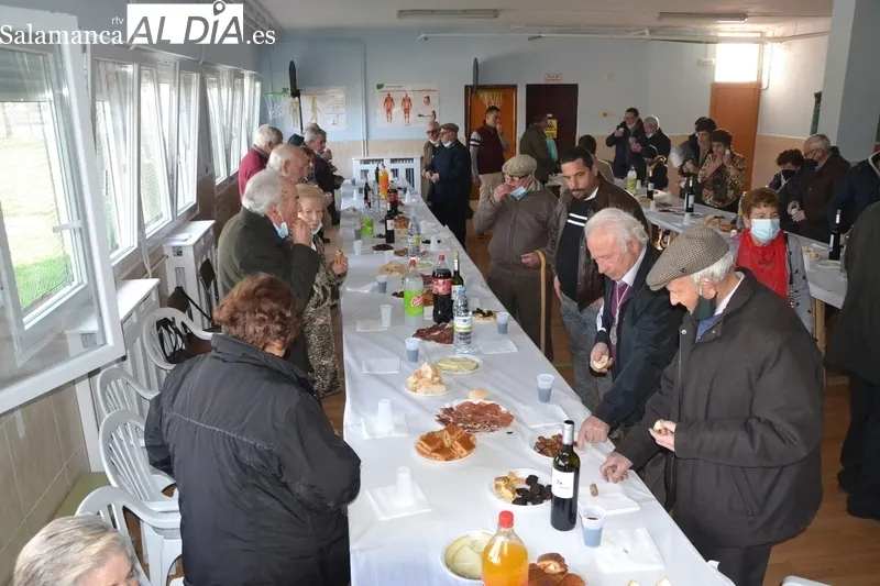 Foto 4 - San Ant&oacute;n vuelve a procesionar por el Arrabal del Puente bendiciendo a cinco perros y un erizo