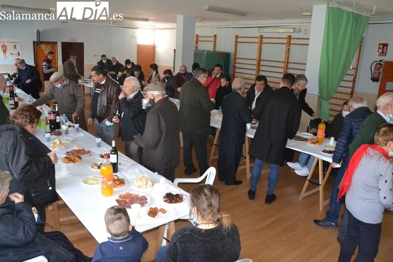 Foto 3 - San Ant&oacute;n vuelve a procesionar por el Arrabal del Puente bendiciendo a cinco perros y un erizo