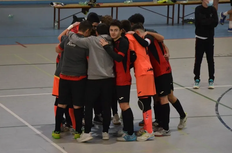 Foto 3 - Merecido triunfo del III Juvenil ante el Mar&iacute;n Futsal con un final no apto para taquic&aacute;rdicos