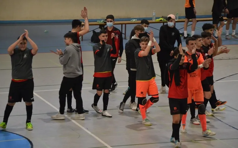Foto 2 - Merecido triunfo del III Juvenil ante el Mar&iacute;n Futsal con un final no apto para taquic&aacute;rdicos