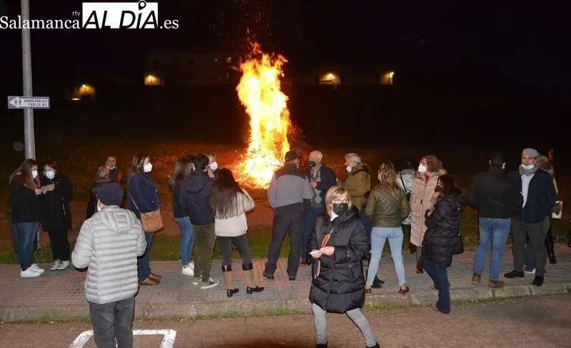 Foto 11 - El fuego hace d&uacute;o con la luna para iluminar la tarde dominical en San Andr&eacute;s