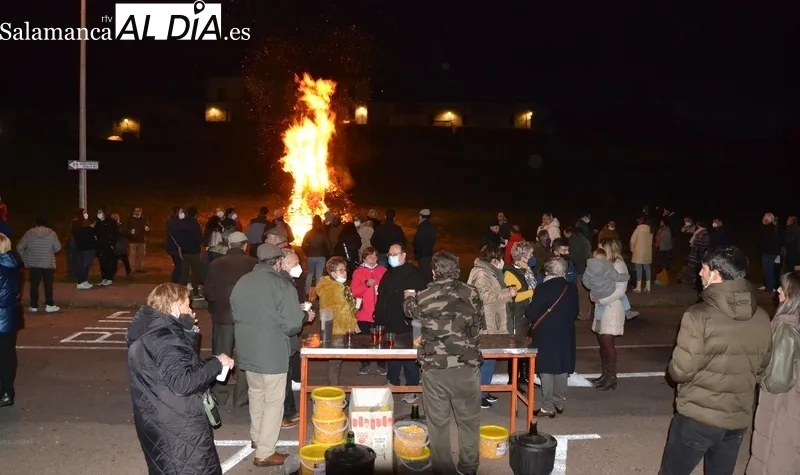 Foto 10 - El fuego hace d&uacute;o con la luna para iluminar la tarde dominical en San Andr&eacute;s