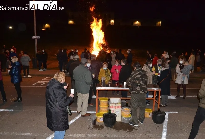 Foto 9 - El fuego hace d&uacute;o con la luna para iluminar la tarde dominical en San Andr&eacute;s