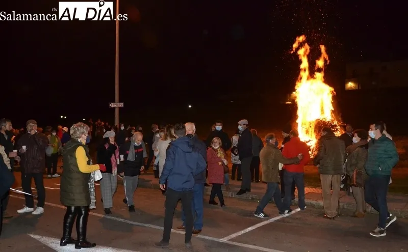 Foto 8 - El fuego hace d&uacute;o con la luna para iluminar la tarde dominical en San Andr&eacute;s