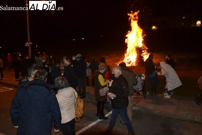 Foto 6 - El fuego hace d&uacute;o con la luna para iluminar la tarde dominical en San Andr&eacute;s