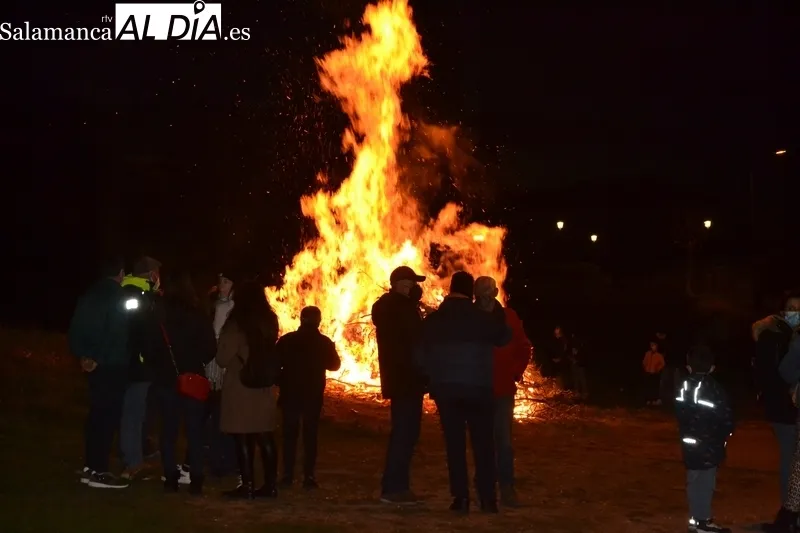 Foto 4 - El fuego hace d&uacute;o con la luna para iluminar la tarde dominical en San Andr&eacute;s
