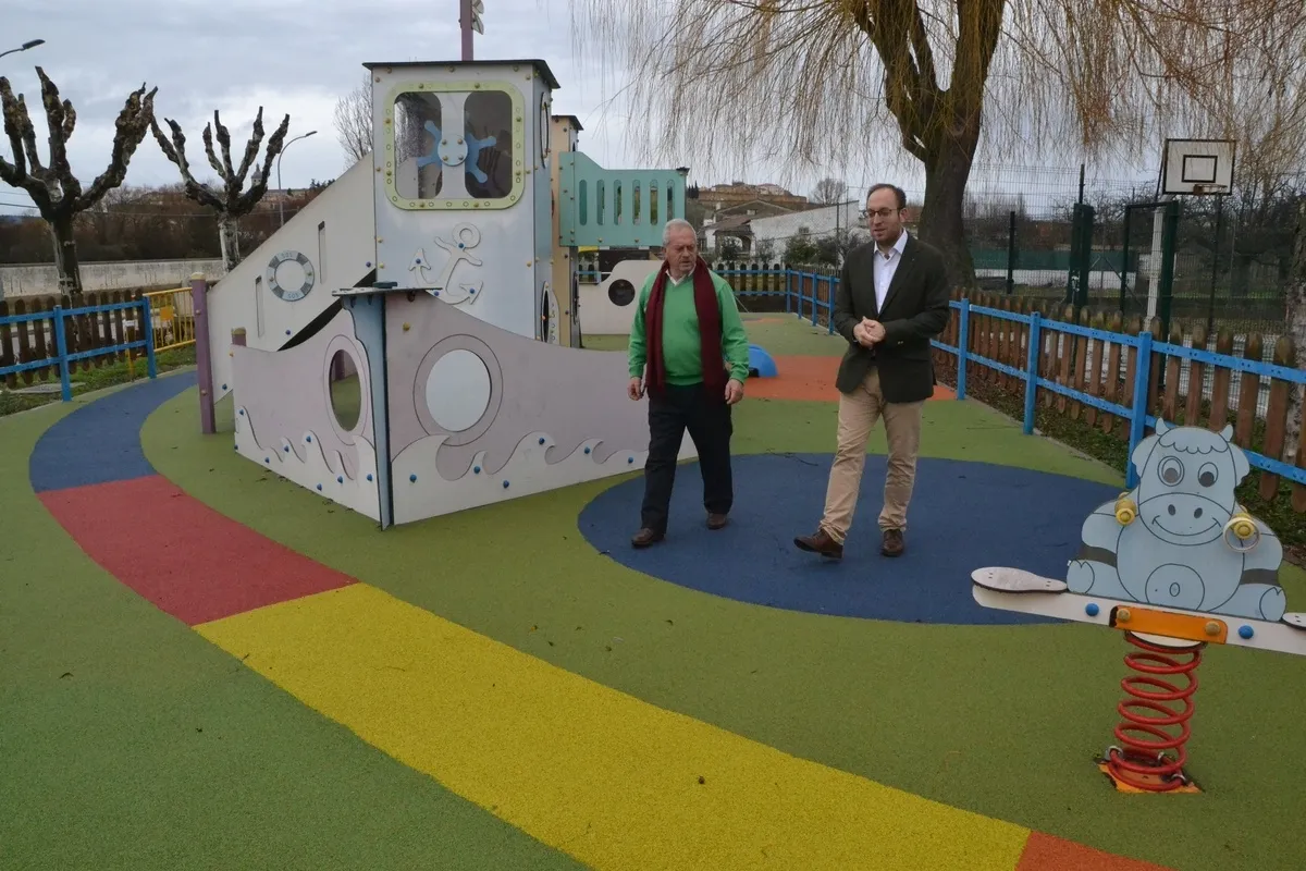 Foto 2 - El parque infantil del barrio de Santa Marina estrena un colorido suelo