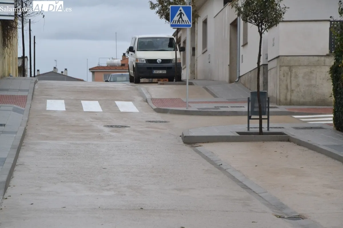 Foto 3 - Finalizada la actuaci&oacute;n en la calle Fuenteguinaldo, &ldquo;m&aacute;s dif&iacute;cil&rdquo; que otras por la pendiente