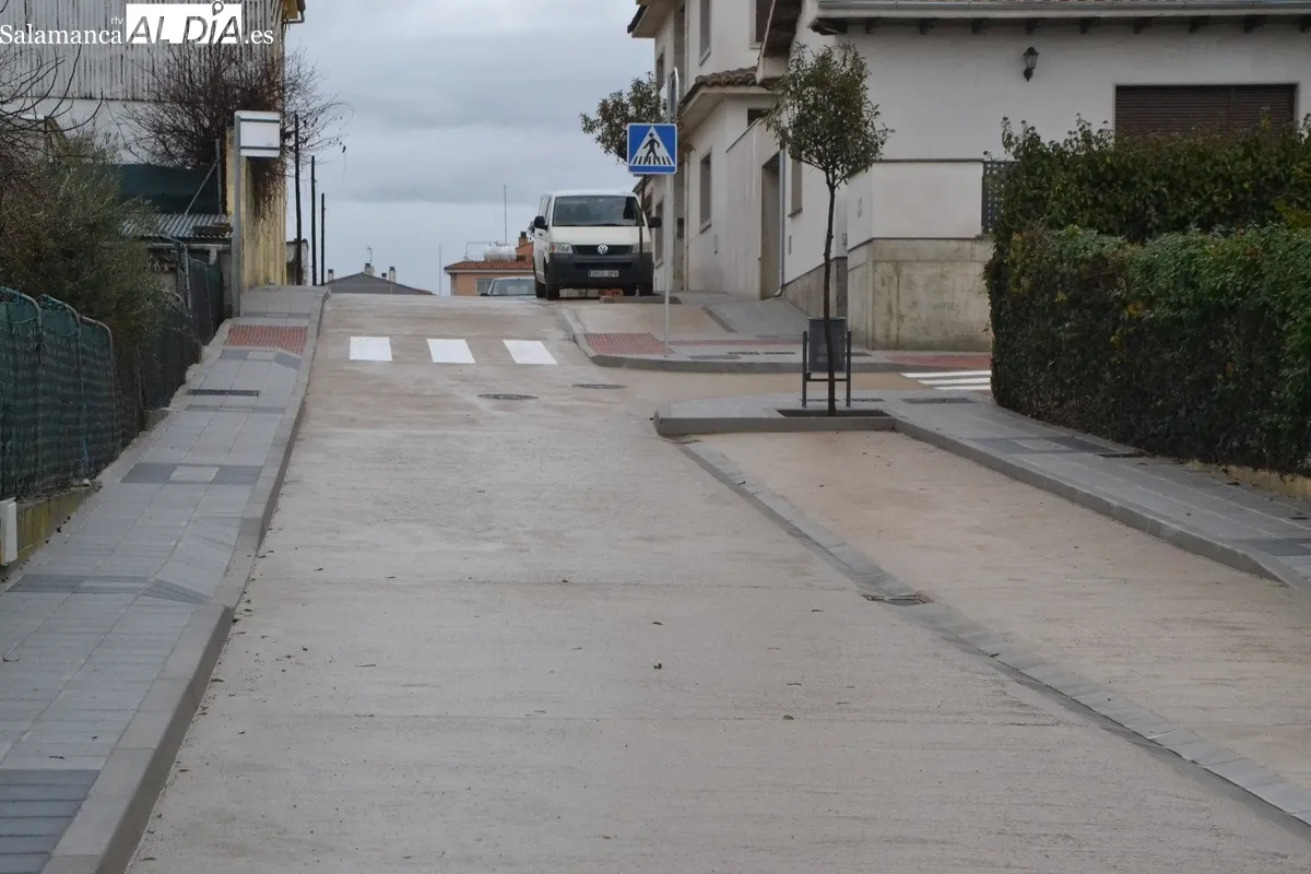 Foto 2 - Finalizada la actuaci&oacute;n en la calle Fuenteguinaldo, &ldquo;m&aacute;s dif&iacute;cil&rdquo; que otras por la pendiente