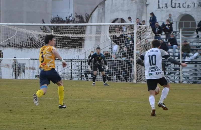 Foto 11 - El Ciudad Rodrigo rompe su larga sequ&iacute;a en una pl&aacute;cida tarde repleta de goles y deja de ser colista