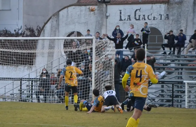Foto 10 - El Ciudad Rodrigo rompe su larga sequ&iacute;a en una pl&aacute;cida tarde repleta de goles y deja de ser colista