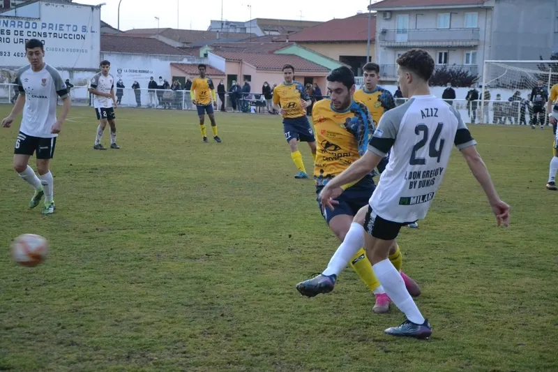 Foto 9 - El Ciudad Rodrigo rompe su larga sequ&iacute;a en una pl&aacute;cida tarde repleta de goles y deja de ser colista