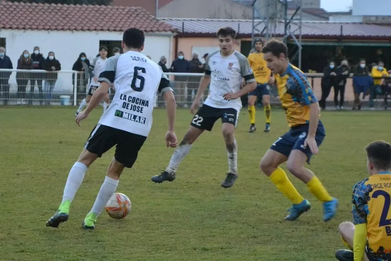 Foto 8 - El Ciudad Rodrigo rompe su larga sequ&iacute;a en una pl&aacute;cida tarde repleta de goles y deja de ser colista