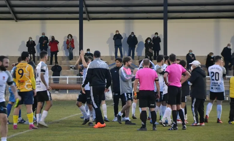 Foto 7 - El Ciudad Rodrigo rompe su larga sequ&iacute;a en una pl&aacute;cida tarde repleta de goles y deja de ser colista