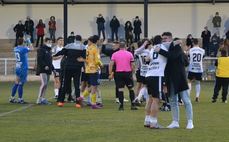 Foto 6 - El Ciudad Rodrigo rompe su larga sequ&iacute;a en una pl&aacute;cida tarde repleta de goles y deja de ser colista