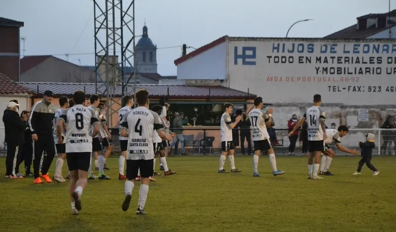 Foto 4 - El Ciudad Rodrigo rompe su larga sequ&iacute;a en una pl&aacute;cida tarde repleta de goles y deja de ser colista
