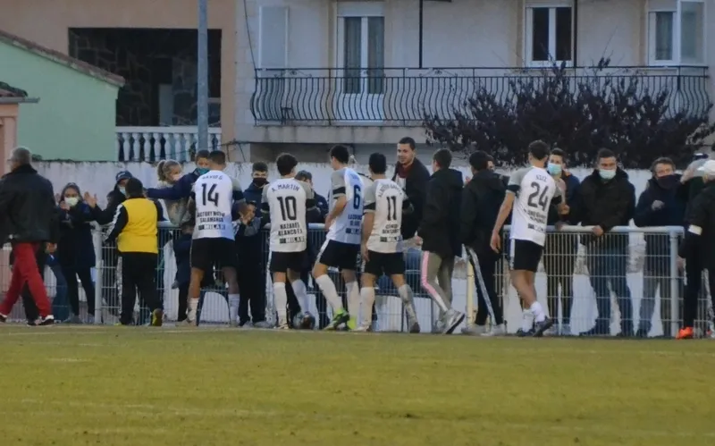 Foto 2 - El Ciudad Rodrigo rompe su larga sequ&iacute;a en una pl&aacute;cida tarde repleta de goles y deja de ser colista