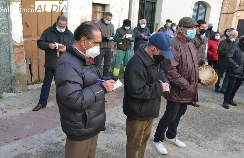 Foto 6 - Una decena de perros se acerca a recibir la bendici&oacute;n de San Ant&oacute;n en el barrio de San Andr&eacute;s