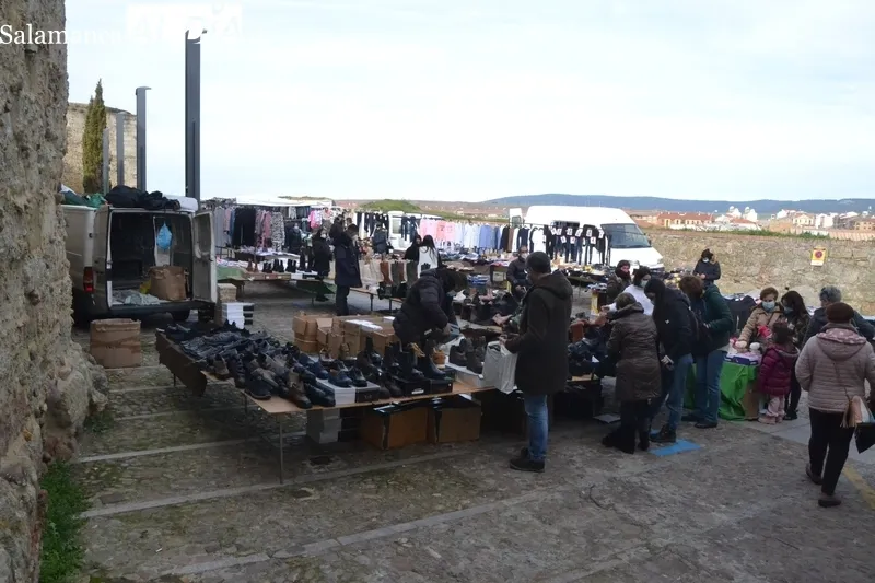 Foto 9 - El mercadillo sabatino recupera la normalidad pese a algunas ausencias