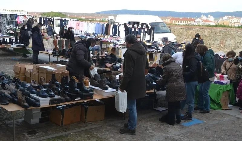 Foto 8 - El mercadillo sabatino recupera la normalidad pese a algunas ausencias