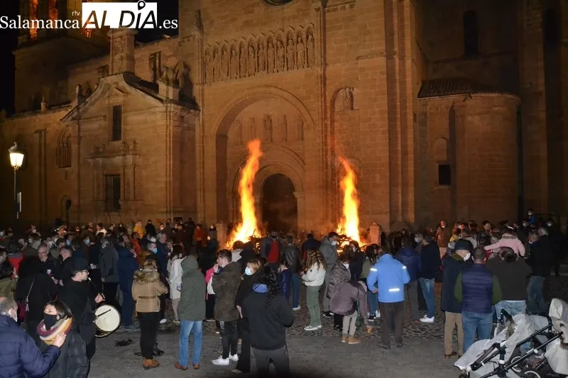 Foto 11 - Buen ambiente en la hoguera de San Sebasti&aacute;n, anunciada por cohetes y hasta fuegos artificiales