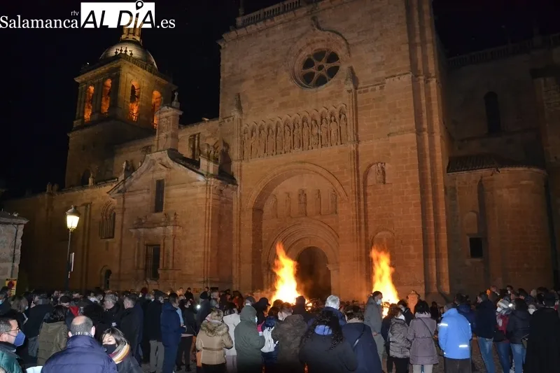 Foto 10 - Buen ambiente en la hoguera de San Sebasti&aacute;n, anunciada por cohetes y hasta fuegos artificiales