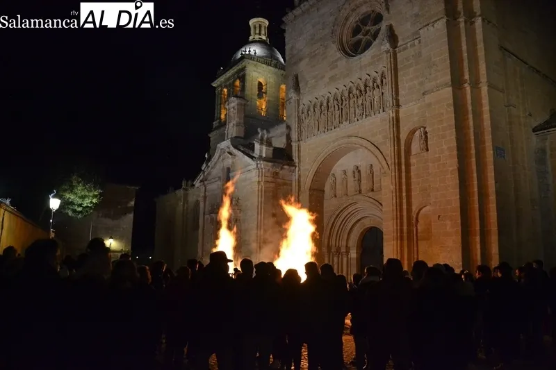 Foto 9 - Buen ambiente en la hoguera de San Sebasti&aacute;n, anunciada por cohetes y hasta fuegos artificiales