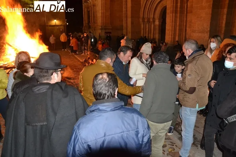 Foto 8 - Buen ambiente en la hoguera de San Sebasti&aacute;n, anunciada por cohetes y hasta fuegos artificiales