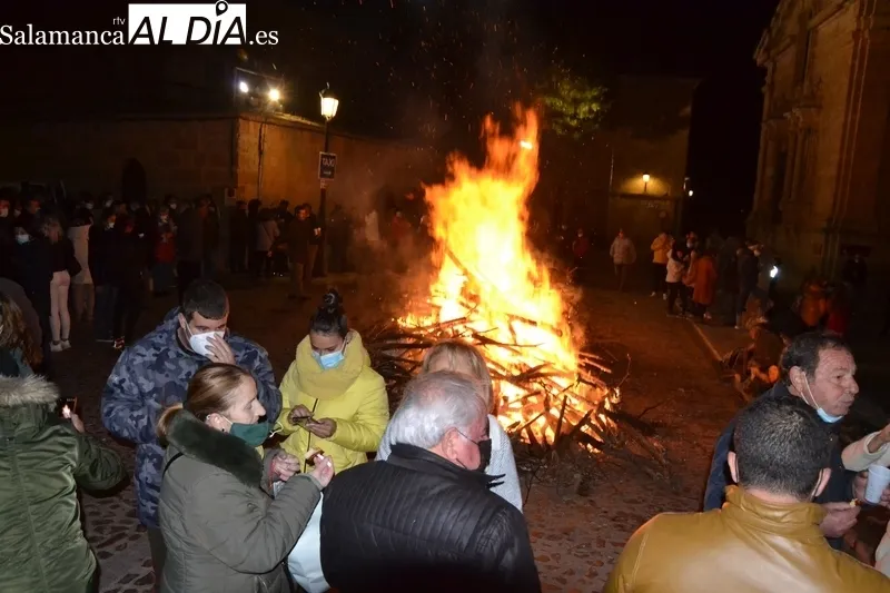 Foto 7 - Buen ambiente en la hoguera de San Sebasti&aacute;n, anunciada por cohetes y hasta fuegos artificiales
