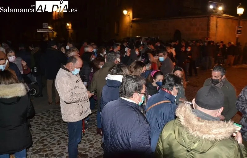 Foto 6 - Buen ambiente en la hoguera de San Sebasti&aacute;n, anunciada por cohetes y hasta fuegos artificiales