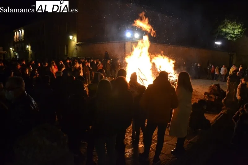 Foto 5 - Buen ambiente en la hoguera de San Sebasti&aacute;n, anunciada por cohetes y hasta fuegos artificiales