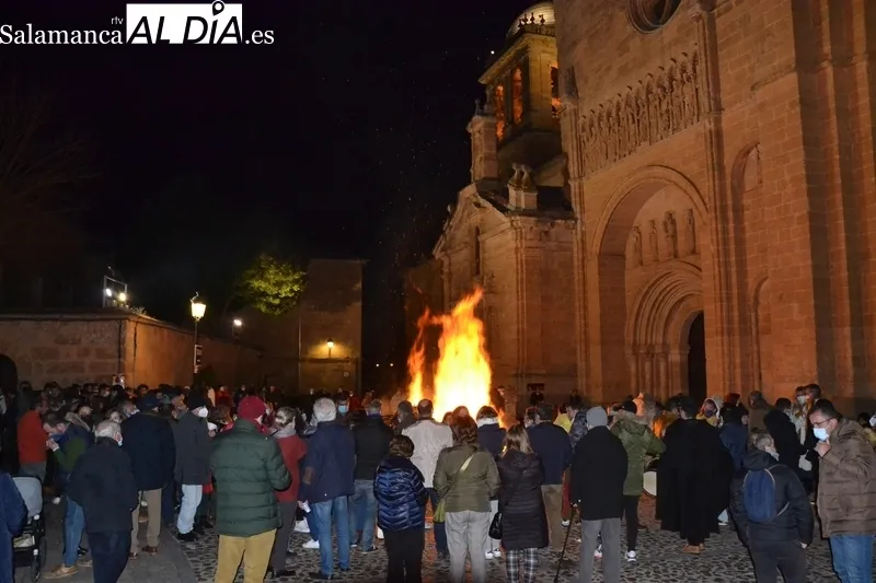 Foto 3 - Buen ambiente en la hoguera de San Sebasti&aacute;n, anunciada por cohetes y hasta fuegos artificiales