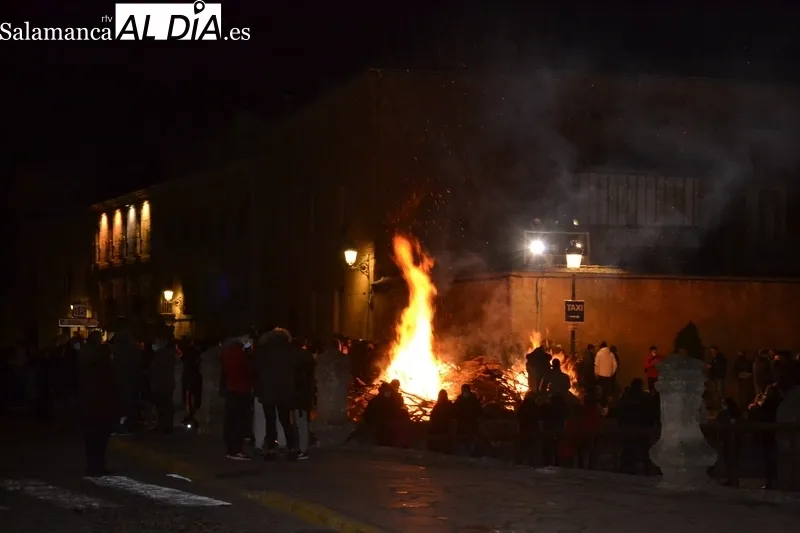Foto 2 - Buen ambiente en la hoguera de San Sebasti&aacute;n, anunciada por cohetes y hasta fuegos artificiales