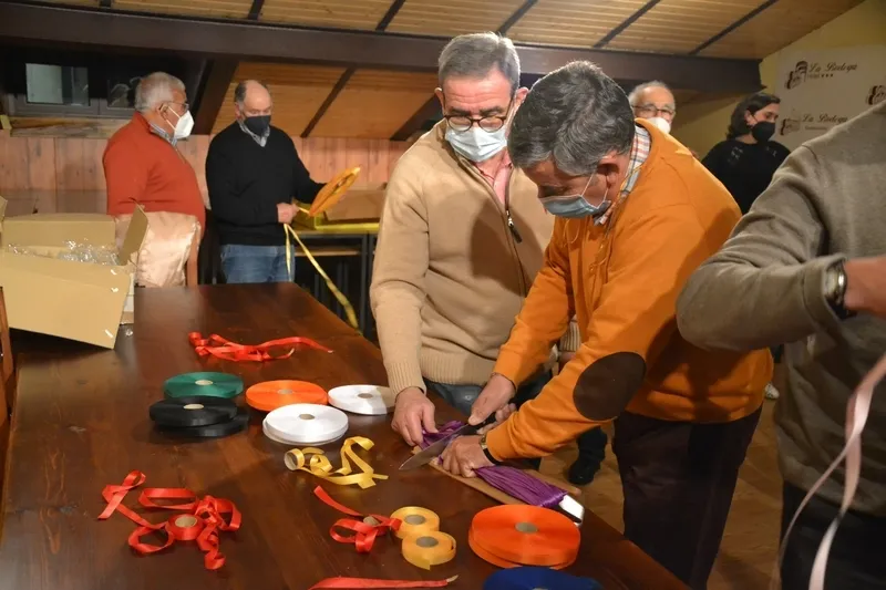 Foto 7 - La Cofrad&iacute;a de San Blas prepara 10.000 gargantillas para el pr&oacute;ximo jueves