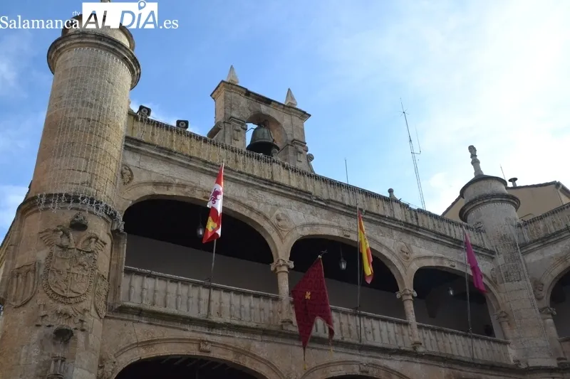 Foto 3 - El pend&oacute;n de San Sebasti&aacute;n vuelve a lucir en la balconada de la Casa Consistorial