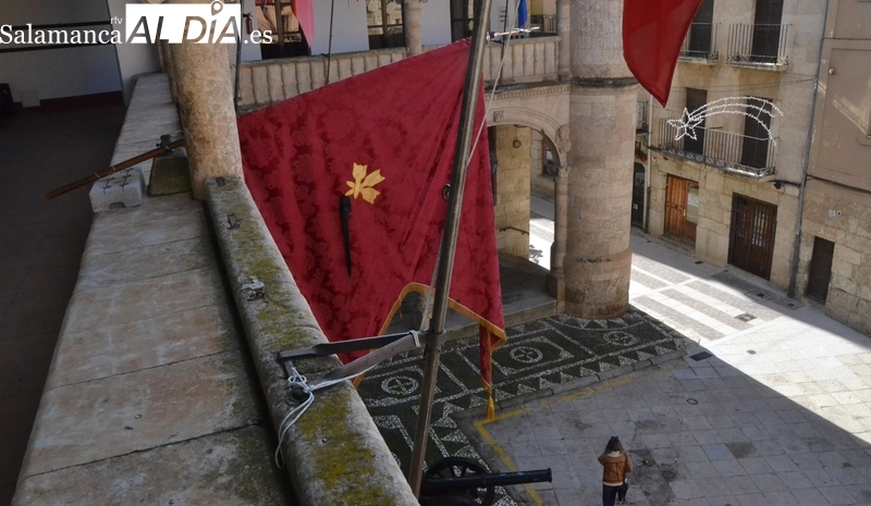 Foto 2 - El pendón de San Sebastián vuelve a lucir en la balconada de la Casa Consistorial