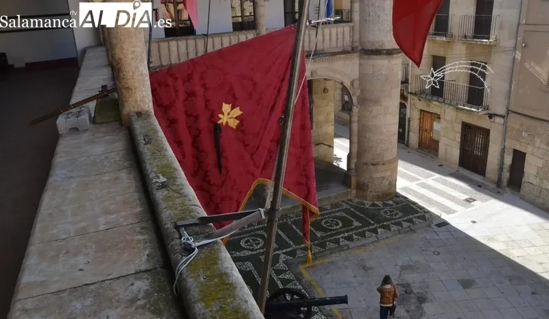 Foto 2 - El pend&oacute;n de San Sebasti&aacute;n vuelve a lucir en la balconada de la Casa Consistorial
