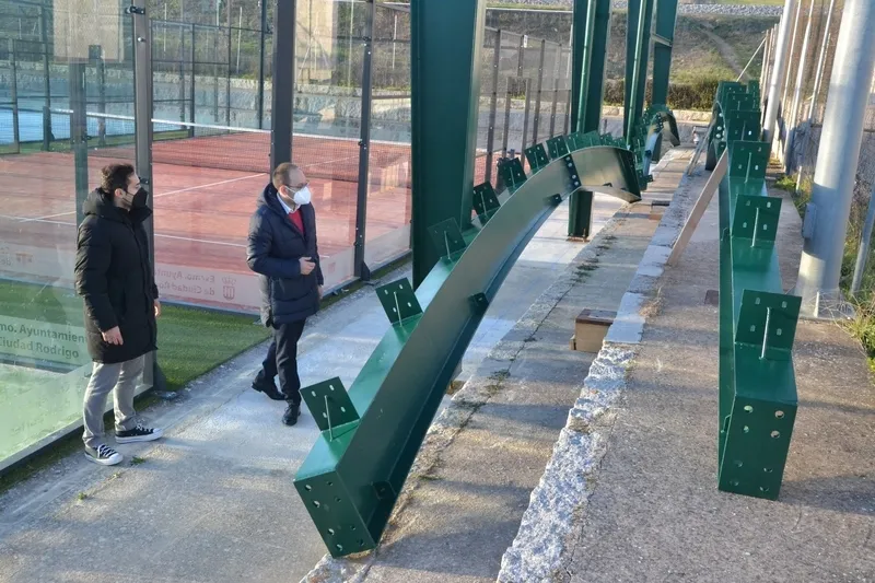 Foto 3 - Reactivada la intervenci&oacute;n para techar dos de las pistas de p&aacute;del