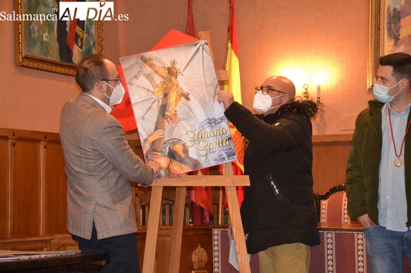 Foto 4 - El Calvario ilustra el cartel de la Semana Santa Mirobrigense, cuya Junta Mayor queda disuelta
