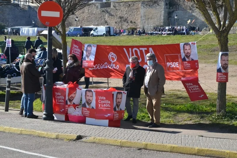Foto 7 - El mercadillo sabatino de Ciudad Rodrigo vive su primera sesi&oacute;n electoral