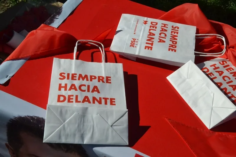 Foto 4 - El mercadillo sabatino de Ciudad Rodrigo vive su primera sesi&oacute;n electoral