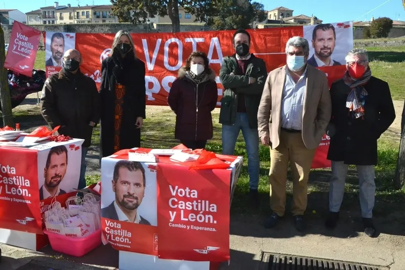 Foto 3 - El mercadillo sabatino de Ciudad Rodrigo vive su primera sesi&oacute;n electoral