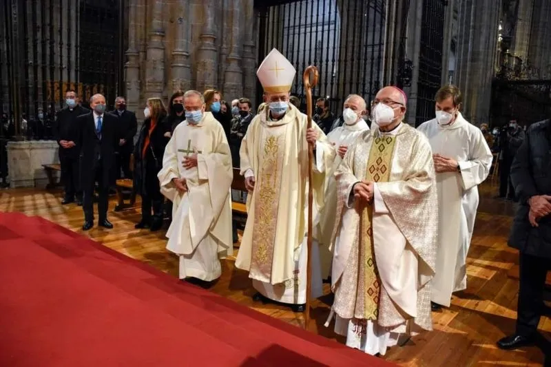 Foto 4 - Carlos L&oacute;pez se despide como obispo de Salamanca en una emotiva ceremonia