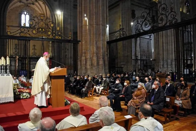 Foto 5 - Carlos L&oacute;pez se despide como obispo de Salamanca en una emotiva ceremonia